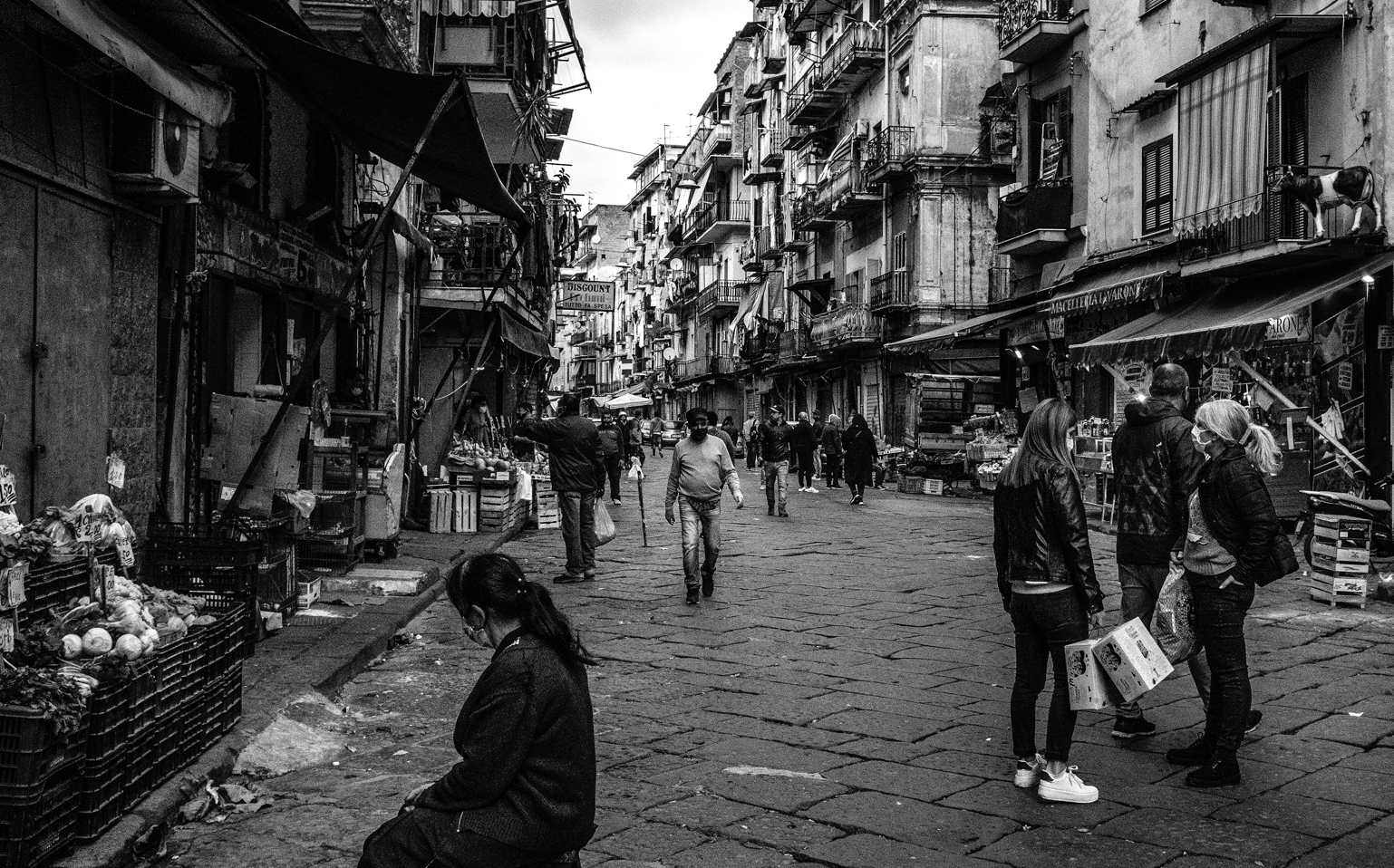 With unemployment rates three time higher in the South than in the North and a strong incidence of irregular work, the shortage of liquidity made the risk of social tensions in the South a concrete perspective